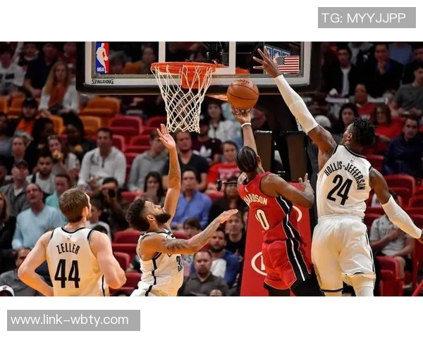 克拉克斯顿表现出色14投8中砍下21分8篮板4助攻2抢断2盖帽